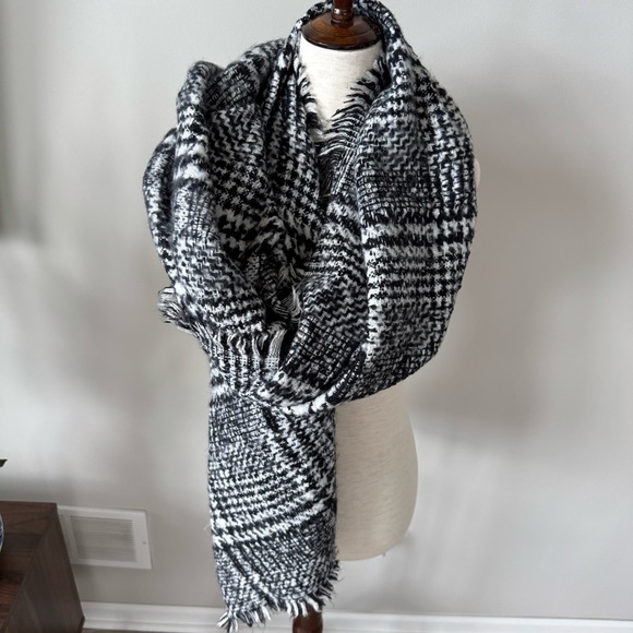 Express Houndstooth Cozy Black and White Scarf - Picture 6 of 7